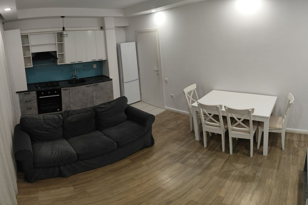 Inchiriez apartament 3 camere Cosmopolis