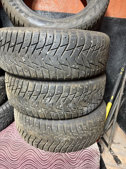 Шины зимние шиповынные б/у 255/55/18 отездил один се
