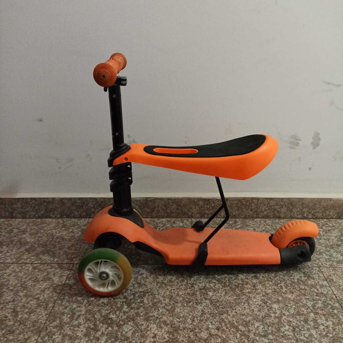 Trotinetă 3 în 1 pentru copii – cu scaun detașabil și roți luminoase