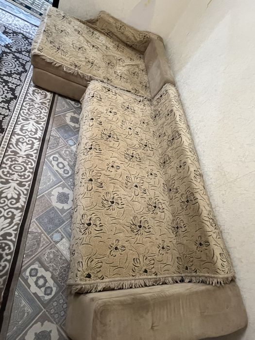 Угловой диван в хорошем состоянии