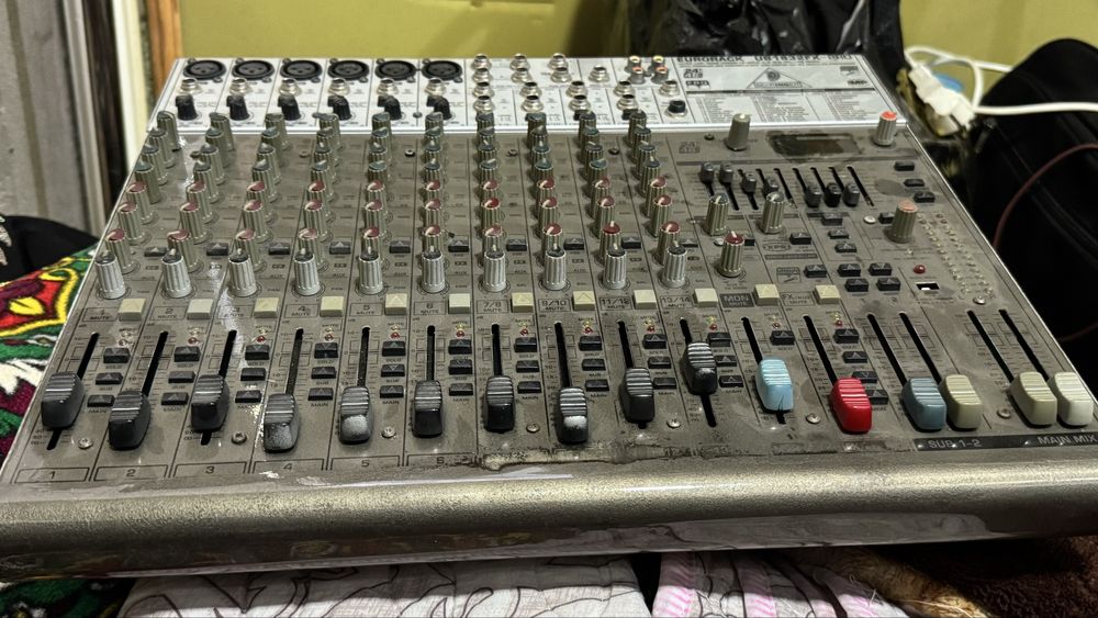 behringer 1832 b/u