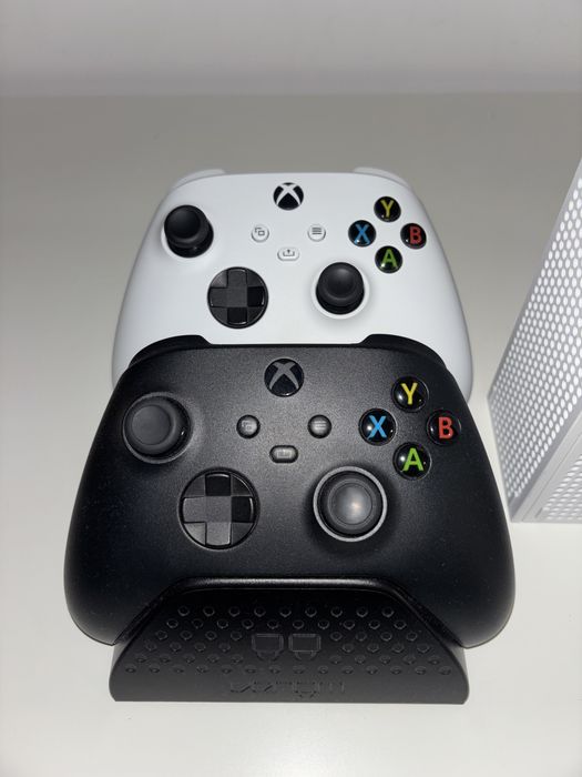 Xbox series S 512 GB + extra controller și dock de încărcare