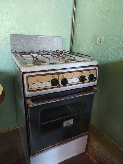 Продам газовую плиту