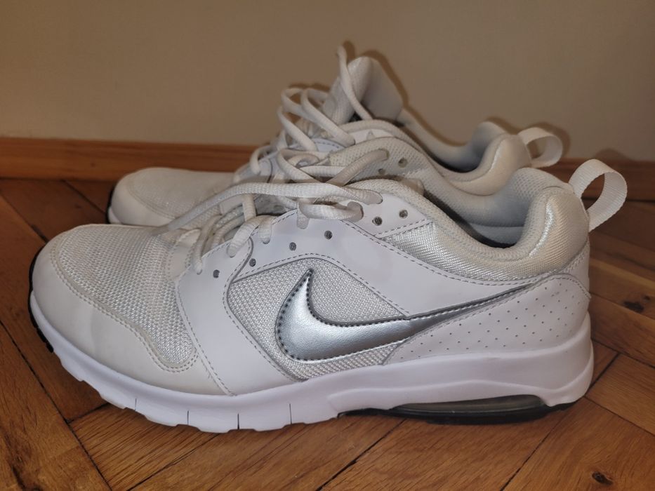 Бели маратонки Nike air