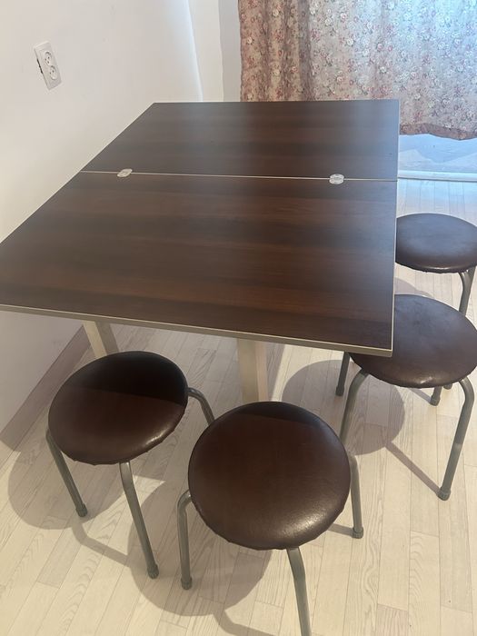 Продается стол со стульями