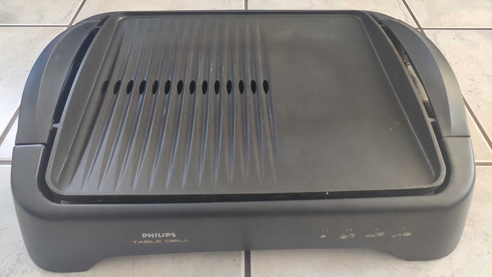 Продавам бездимна, незалепваща скара Philips HD4427