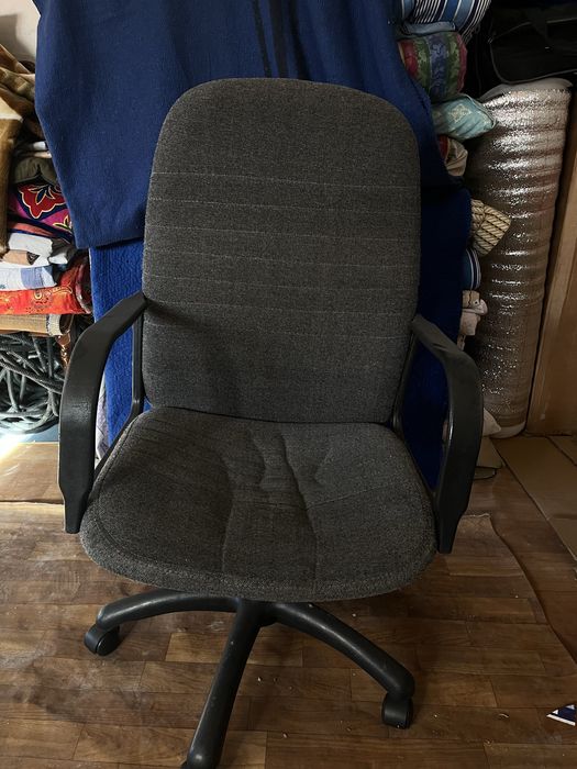 кресло офисний.