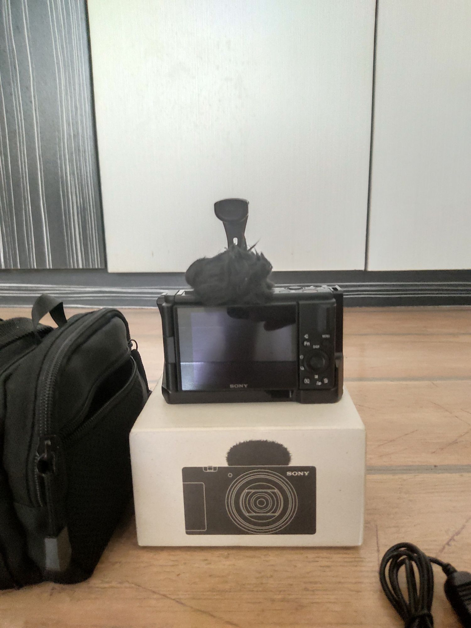 Sony ZV1 M2 влогинг камера пълен комплект
