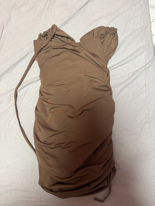 Кафява рокля по тялото