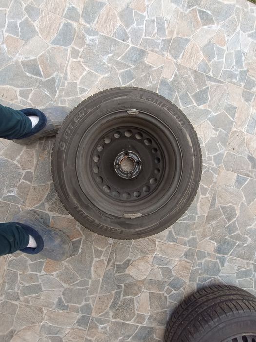 Vând jante cu anvelope R15 +capace cu sigla Renault