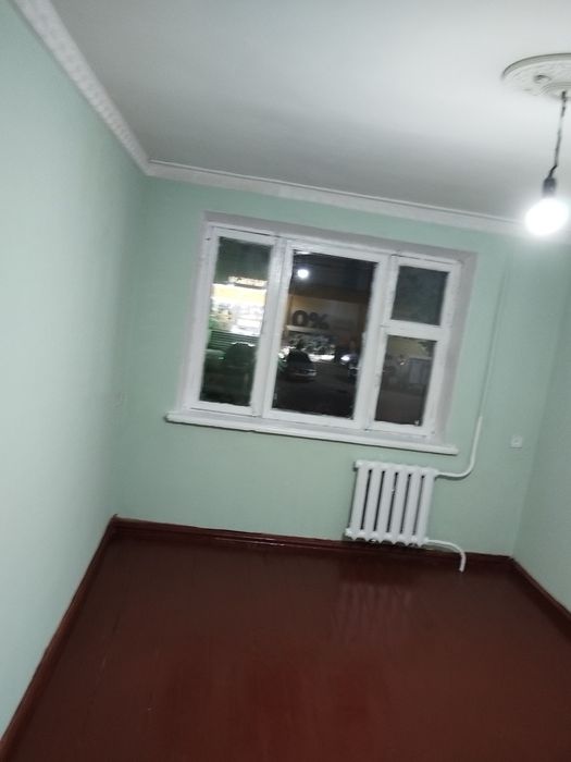 Бир хонали уй сотиладии.