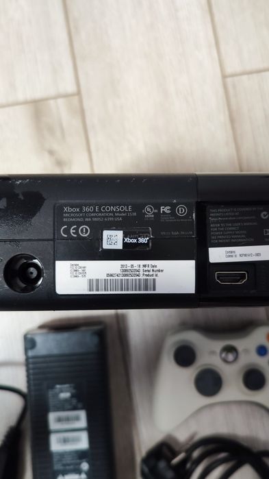 Xbox 360 E 250GB + Controller + Alimentator – Funcțional
