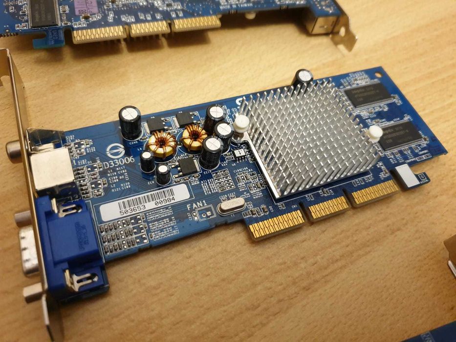 Placi video AGP: NVIDIA GeForce4 MX440, MX4000, ATI Radeon 7000 etc