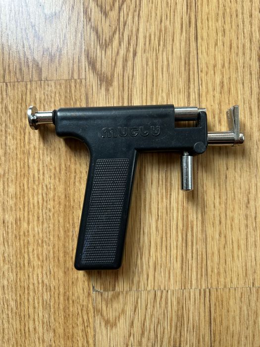 Пистолет за пробиване на уши MUGLU