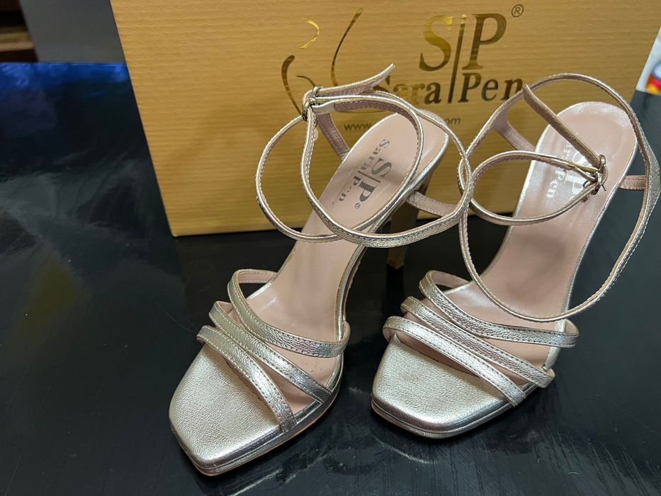 Сандали на висок ток