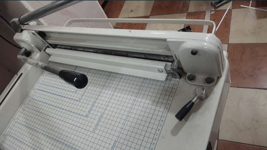 Резак для бумаги  Rezak sotiladi.