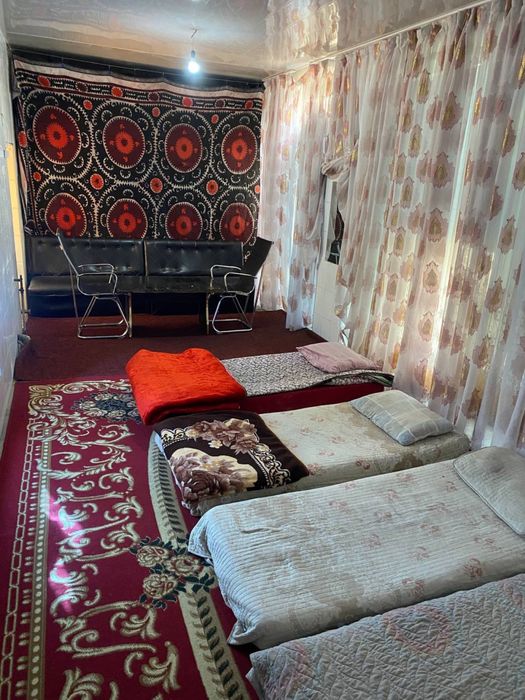 Registon oldida ogil bollar uchun kvartera bor