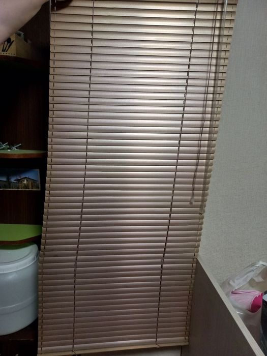 Запазени щори в меден цвят