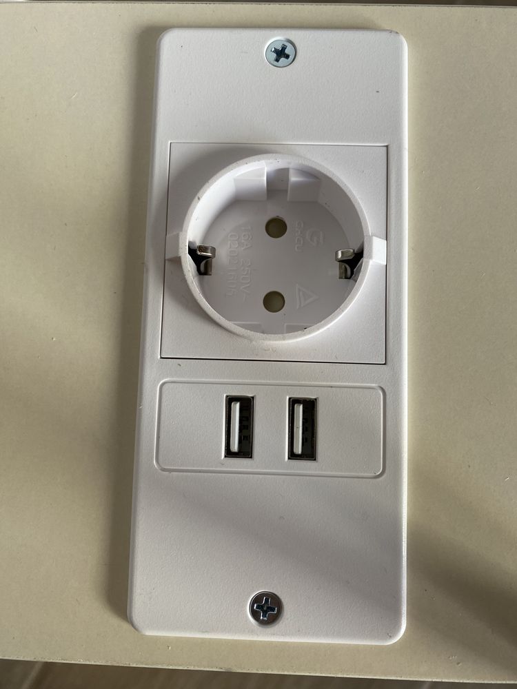 Комплект от 2 нощни шкафчета с USB портове