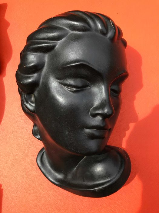 Керамична маска на женско лице