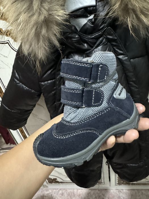 Продам  комбинезон в подарок споги и шапка