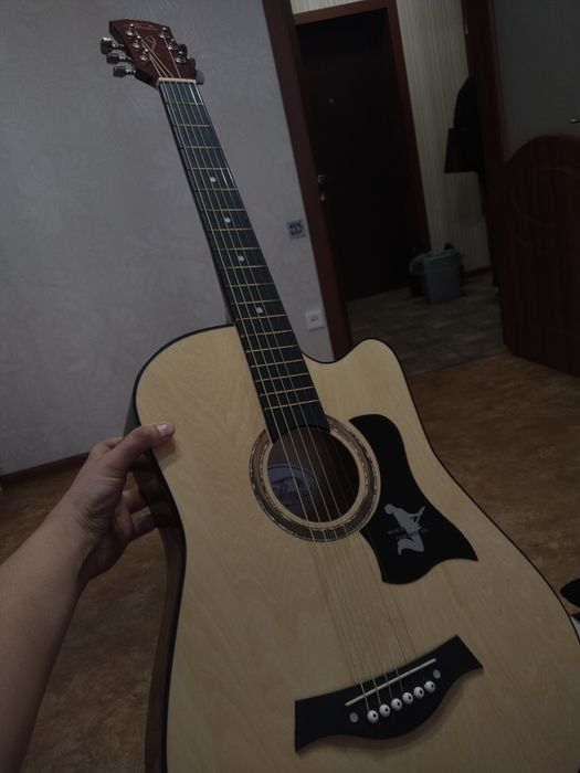Гитара с новый на 17,18 отдам