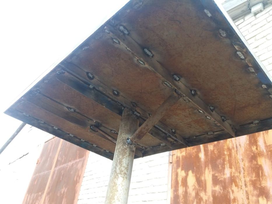 Продам железный стол.