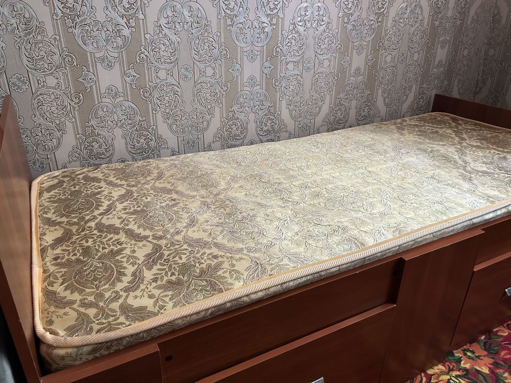 Кровать с матрасом