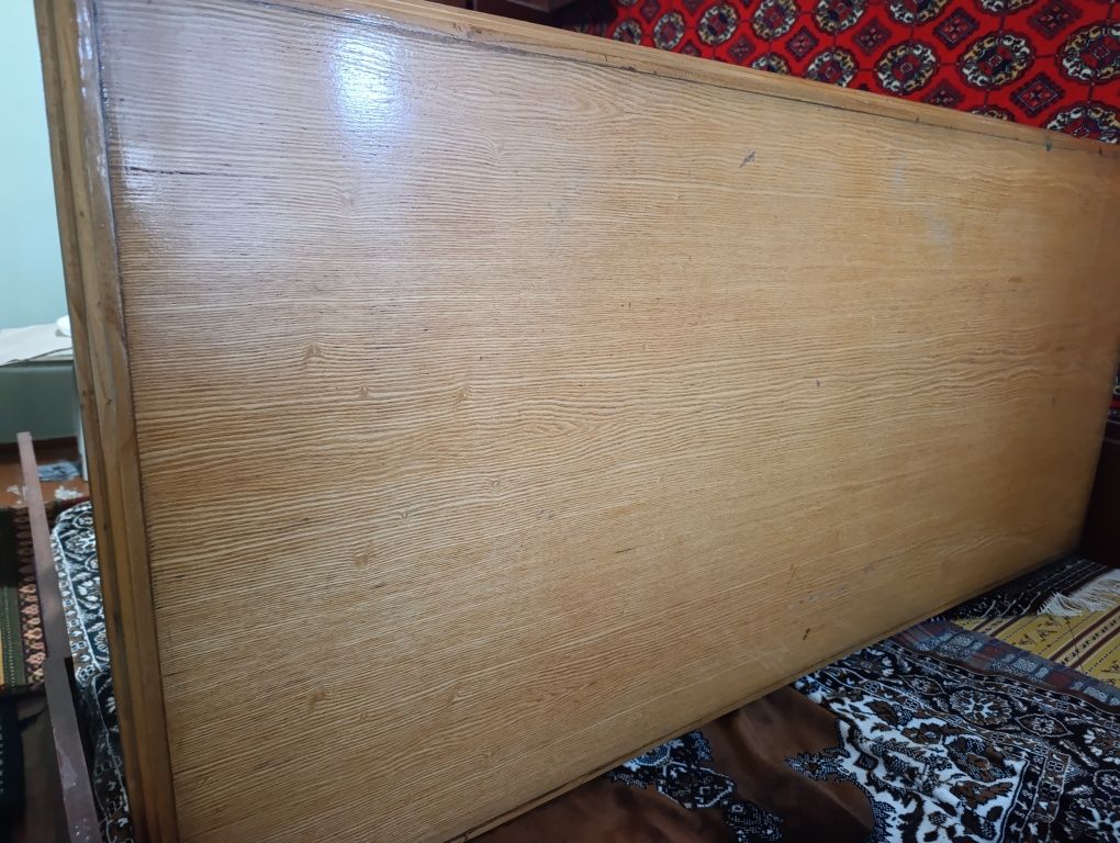 Продаётся деревянные литой стол