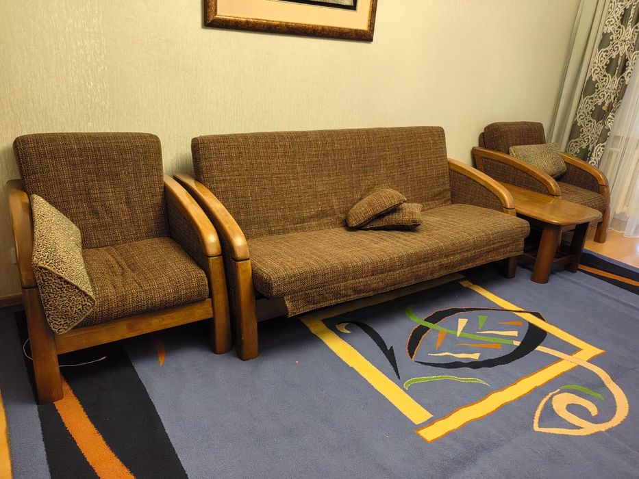 Продам диван в комплекте с двумя креслами. В хорошем состоянии.