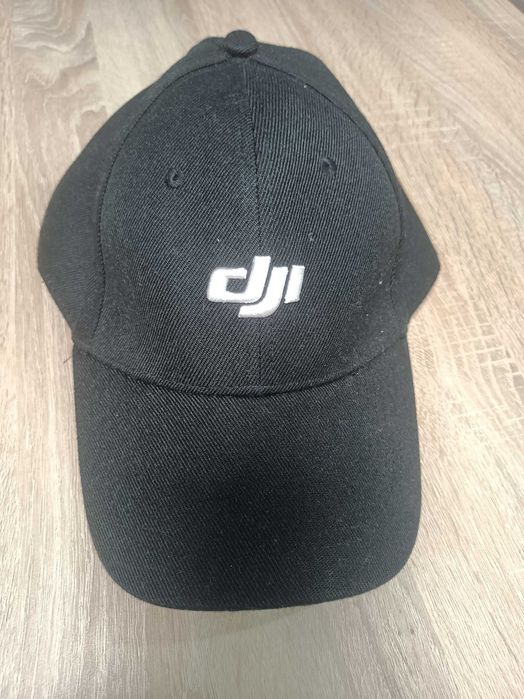 DJI шапка с коризка (черна) - официален мърч