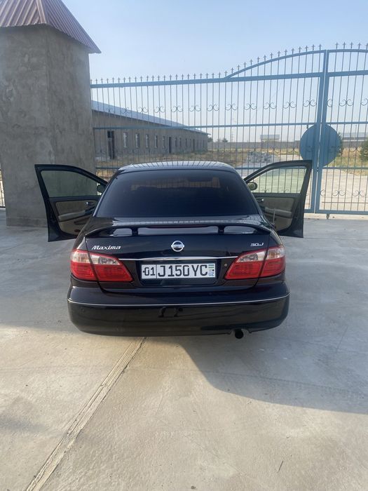 Nissan Maxima чёрный свет