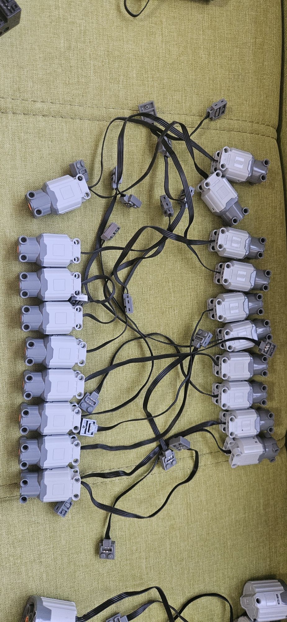 Продавам мотори Lego Power functions