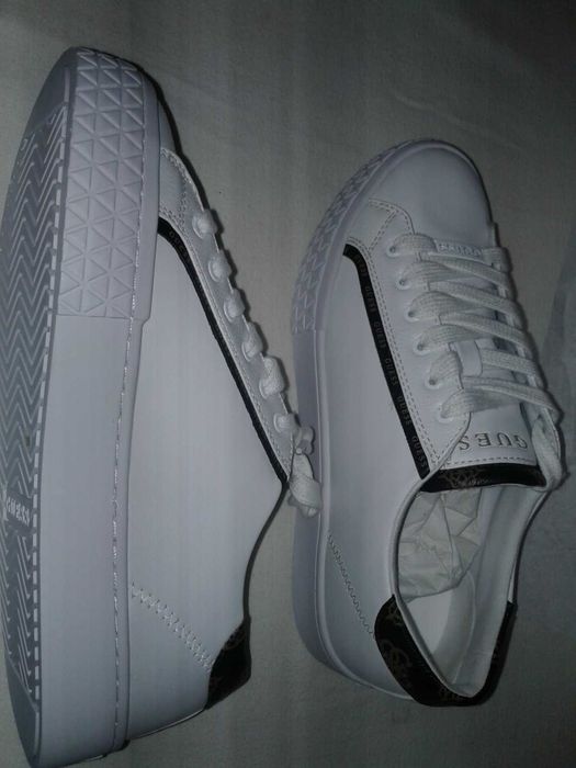 Adidasi din piele albi, marca Guess marime 39, noi, nefolositi