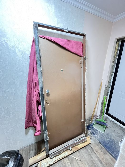 Продам входную железную дверь