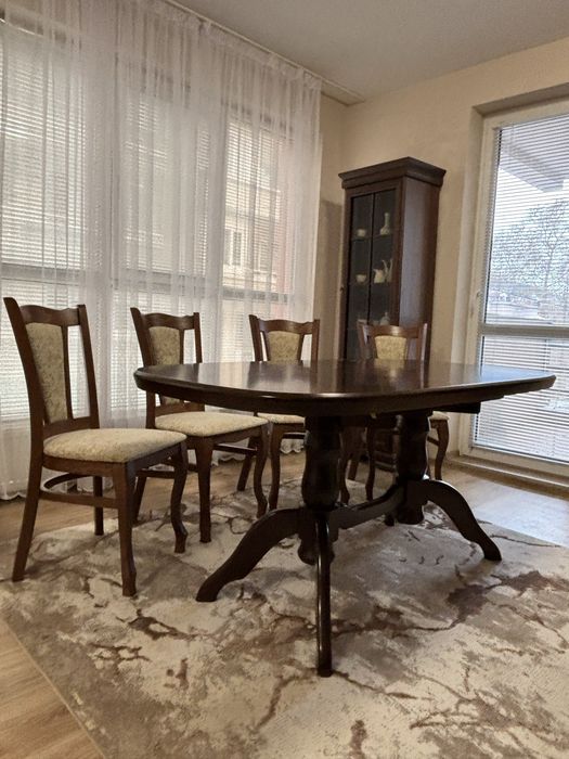 Интерирона дървена маса с 6 стола, не са използвани почти