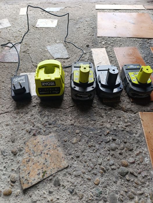 Încărcător ryobi one + și trei acumulatori 18v