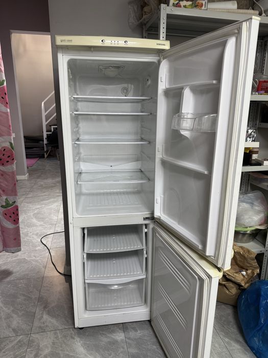 Холодильник с морозилкой