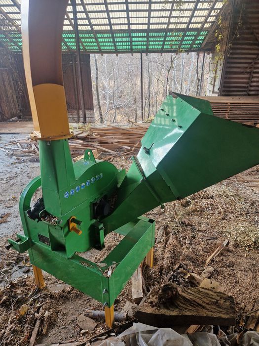 Tocator crengi pentru tractor