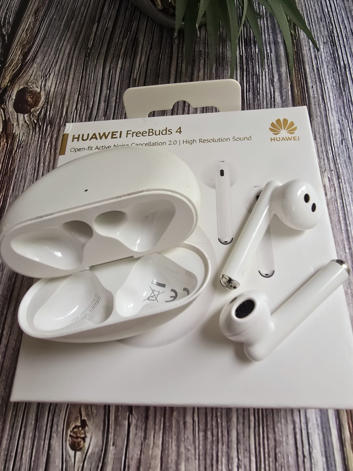 Casti wireless Huawei Freebuds 4 folosite stare buna
HUAWEI FreeBuds 4