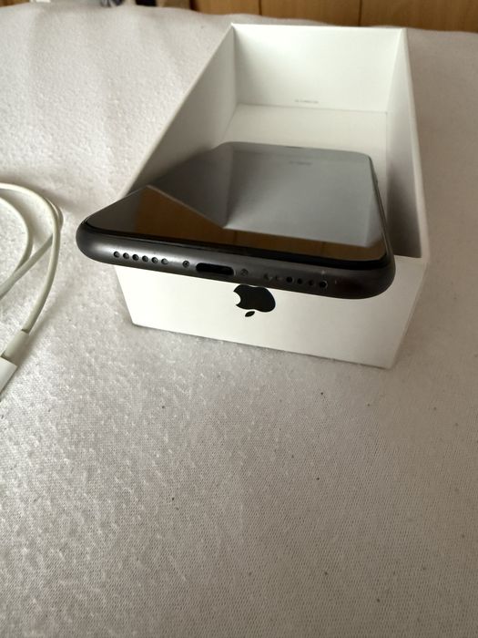 iPhone 11 Black 128GB + incarcator + casti + husă
