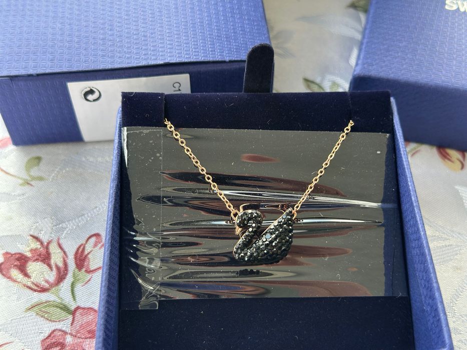 Colier Swarovski Swan lebădă neagra mărime medie cu lănțișor auriu