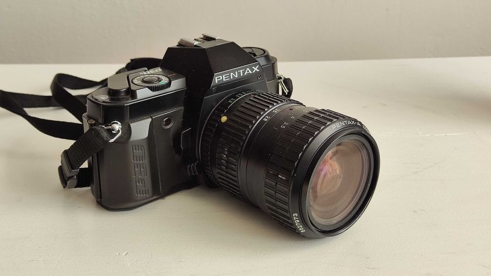 Pentax P30N cu obiectiv Pentax-A 28-80 3,5-4,5