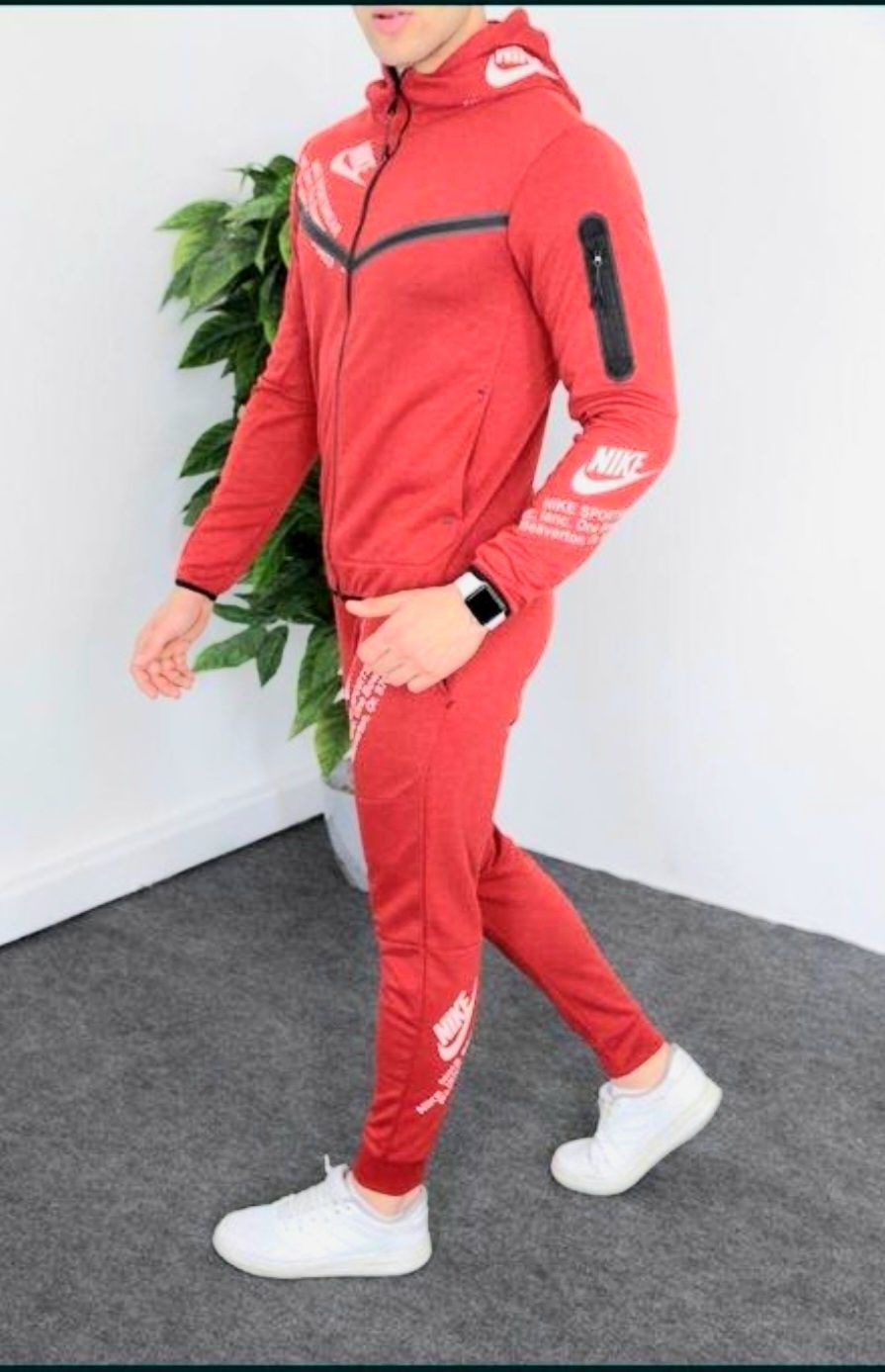 Trening Băieți/Bărbați TECH FLEECE RED Nike

Produs NOU. Model 2022.