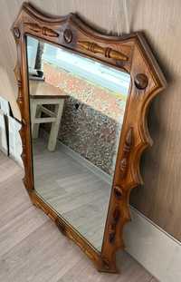 Зеркало в деревянной резной раме