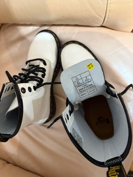 Ghete Dr. Martens 1460 – mărimea 37, culoare alb lucios