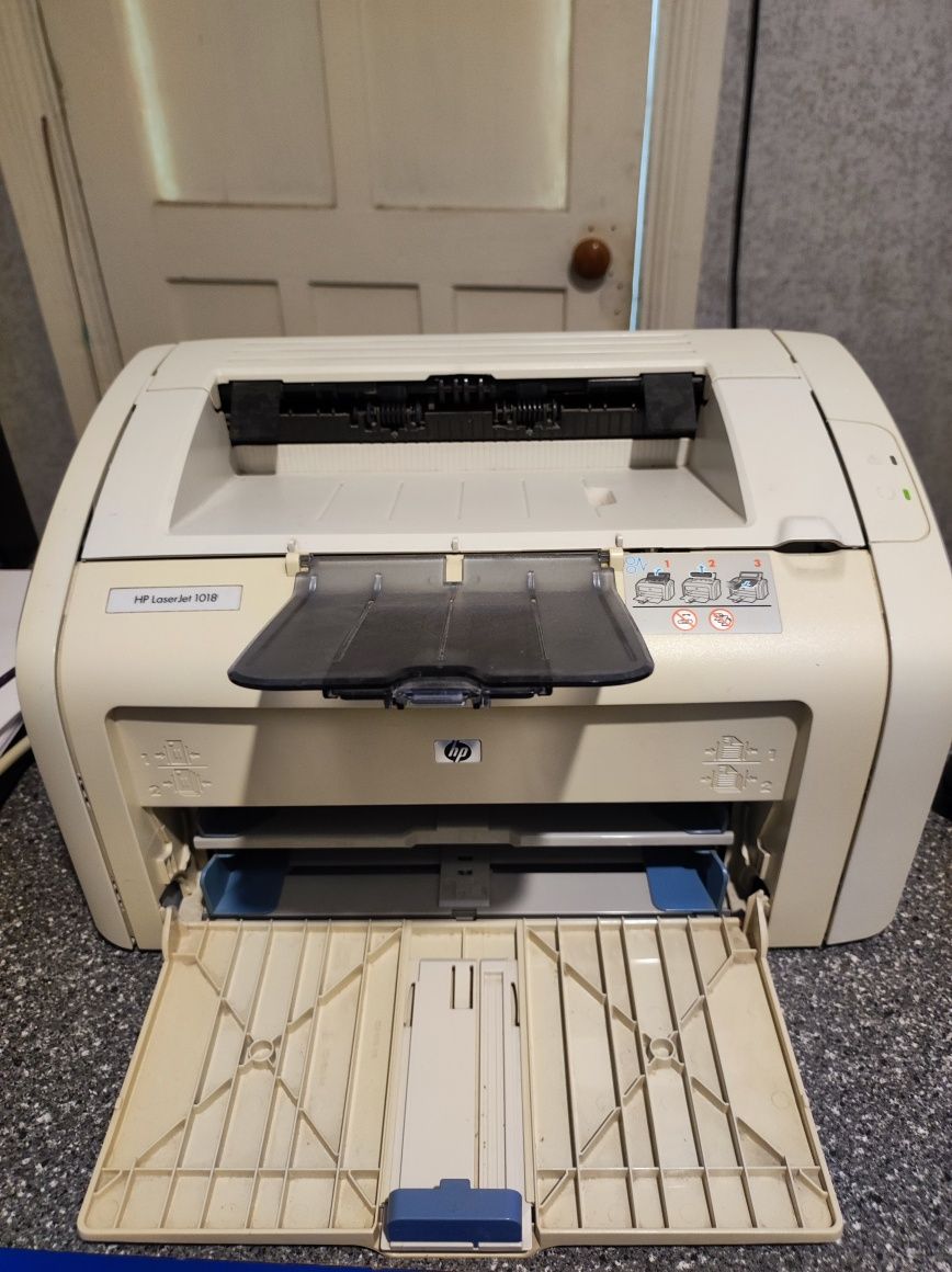Лазерный чб принтер LaserJet  HP 1018 в отличном состоянии