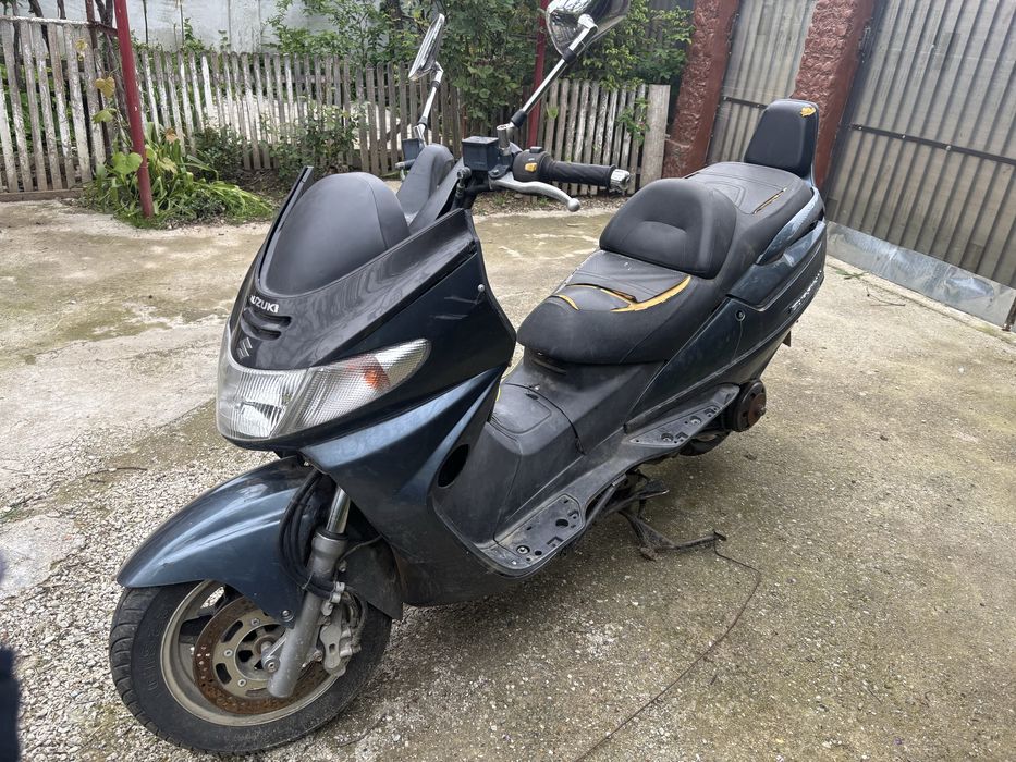 Vand sau schimb  suzuki burgman 400cc