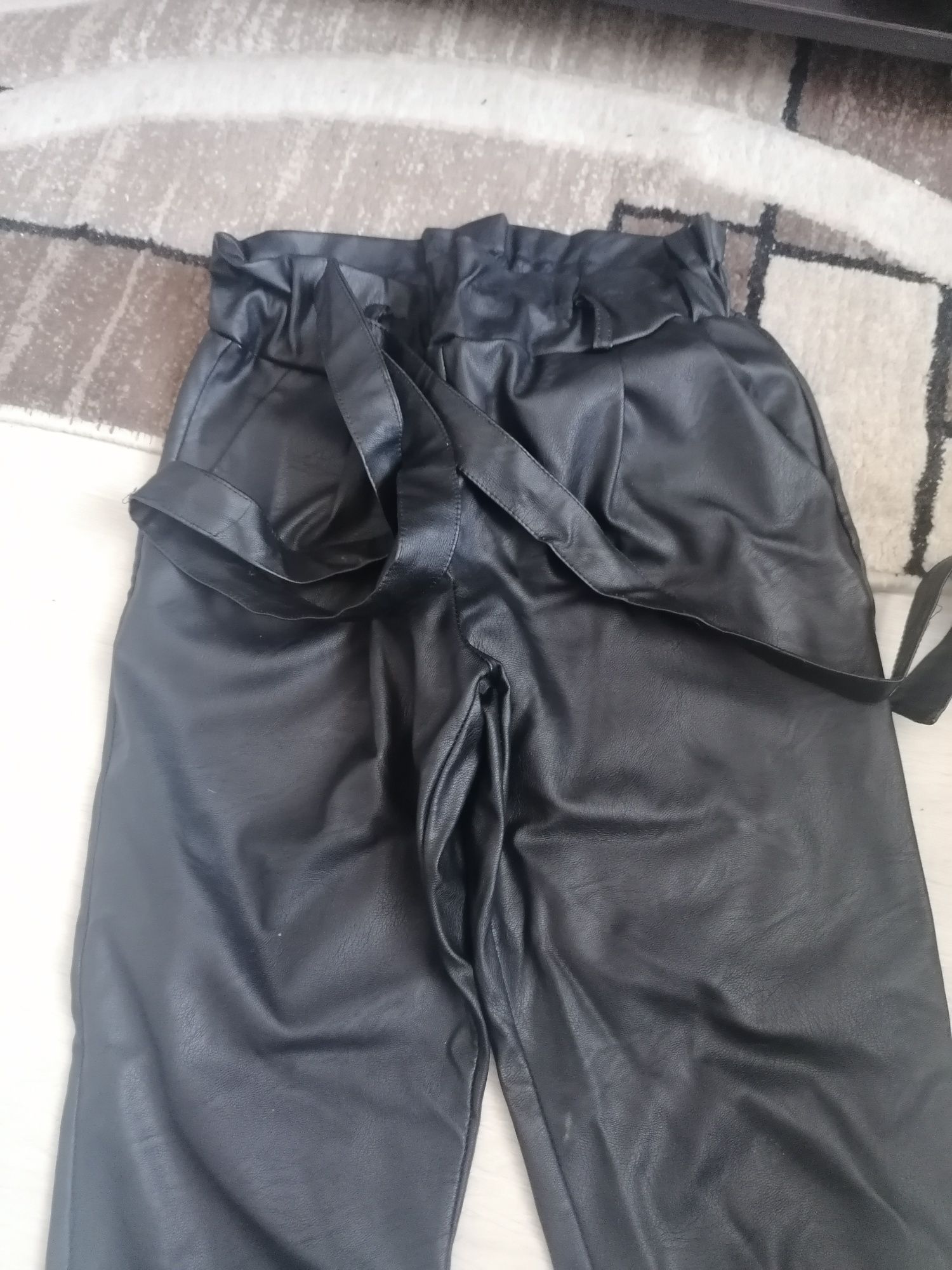 Pantaloni imitație piele