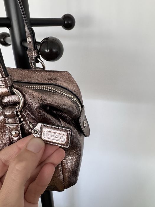 Малка чанта Coach в цвят старо злато